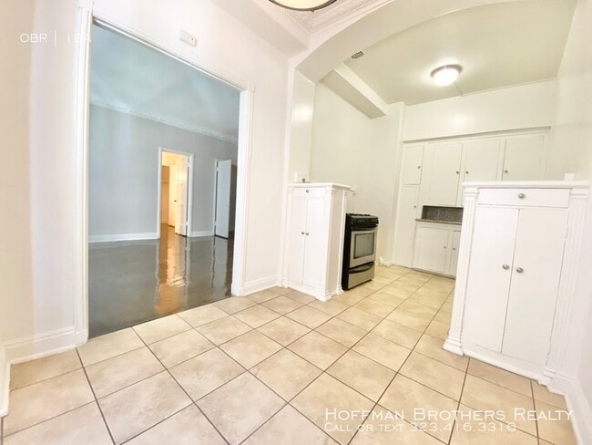 Building Photo - 900 S Serrano Ave Los Angeles CA 90006