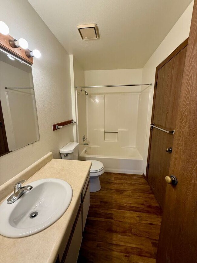 Building Photo - RENT INCLUDES ALL UTILITIES, except for electric! Large 2 bedroom 1 bath apartment in an 8-plex