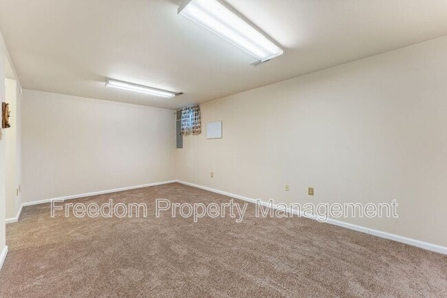 Building Photo - 726 Pine Tree Ct