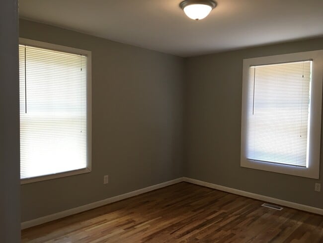 Building Photo - Adorable 3 Bedroom, 2 Bath Ranch  Near Donaldson Center!!