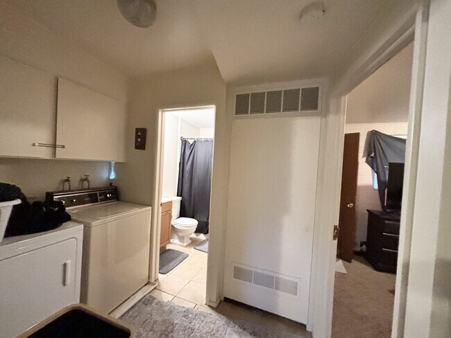 Building Photo - 472 E Granite Ave