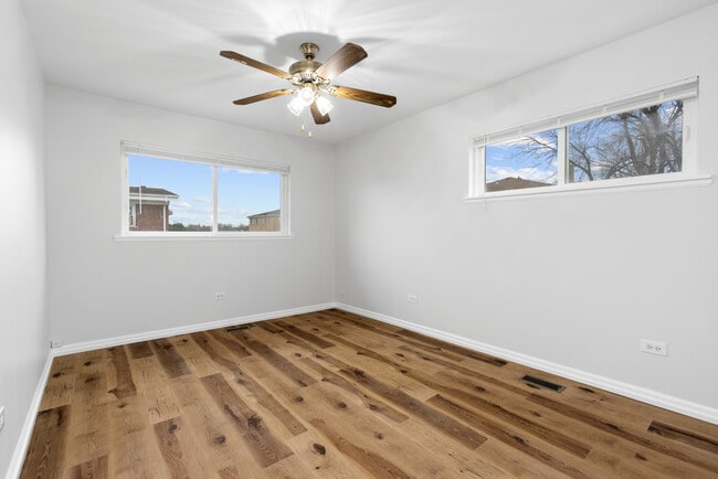 Building Photo - 8824 Robin Dr