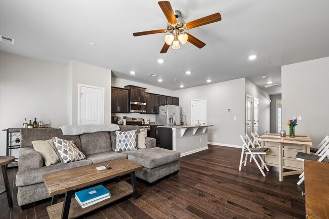 Building Photo - 1045 Enclave Ave