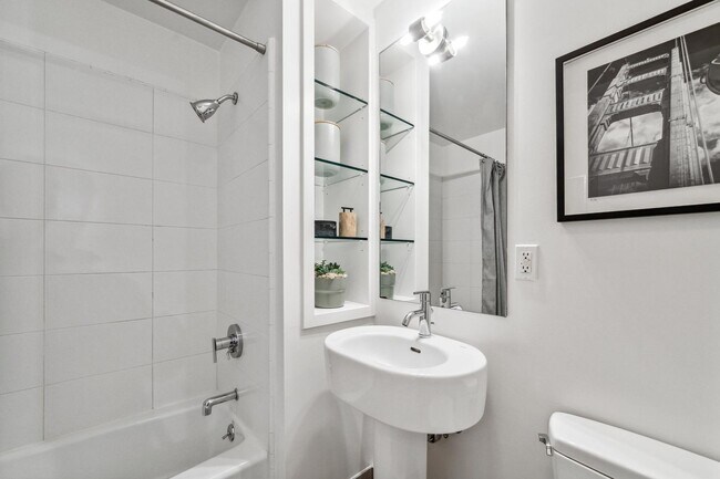 Building Photo - HIP 2BR/2BA Inner Mission Boutique Top Flo...