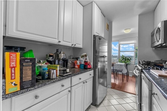 Building Photo - 225 St Pauls Ave