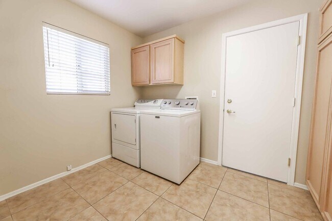 Building Photo - Sun City Summerlin - Golf Course Community...