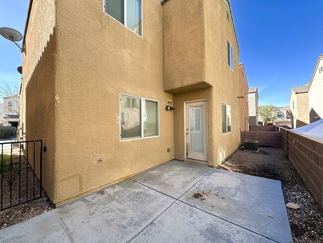Building Photo - BEAUTIFUL 2 STORY HOME WITH HARDWOOD FLOORING! 3 BED 2 BATH, MASTER BEDROOM HAS ITS OWN PRIVATE B...