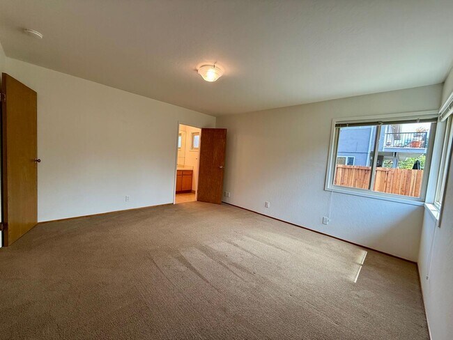 Building Photo - THREE BED / TWO BATH SINGLE LEVEL TERRA LINDA HOME WITH FAMILY ROOM AND A/C