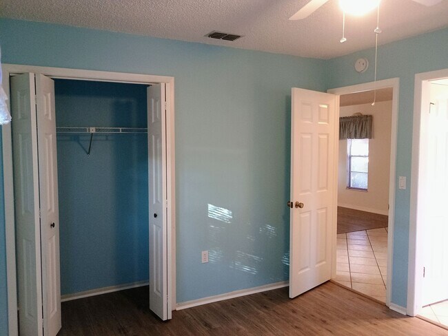 Building Photo - 2 bedroom 2 bathroom home with a screened in porch