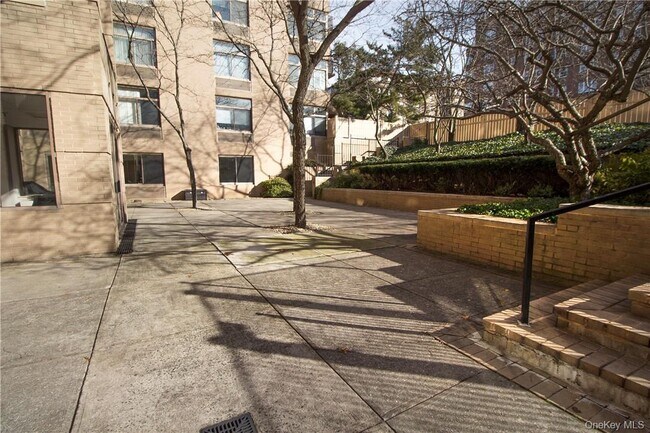 Building Photo - 35 N Chatsworth Ave