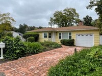 Building Photo - Charming 3 Bedroom 2 Bath Single Family Ho...