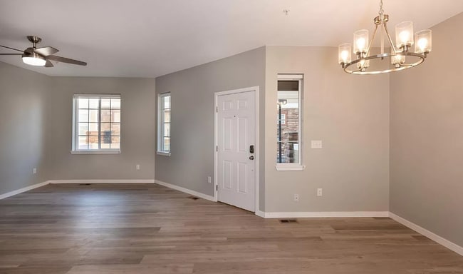 Building Photo - Lovely 2 bedroom, 3 bathroom townhome! Poo...