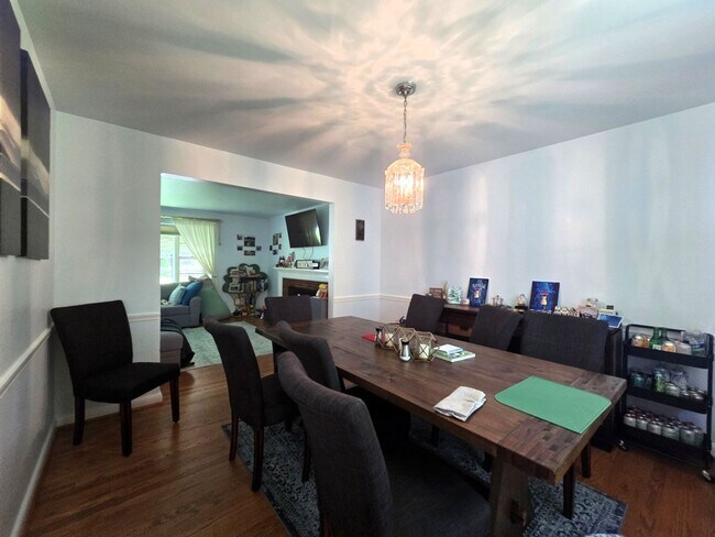 Building Photo - Spacious 4 Bedroom, 3 Bathroom Home in Close in Bethesda!!