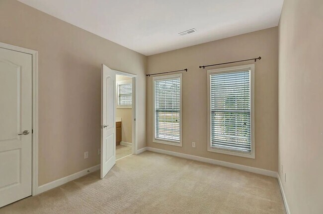 Building Photo - 804 Rue Dr