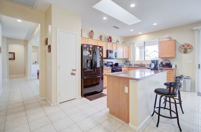 Building Photo - 15567 W Coral Pointe Dr