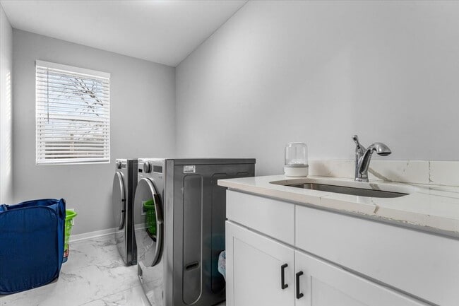 Building Photo - 9805 Newburgh Rd