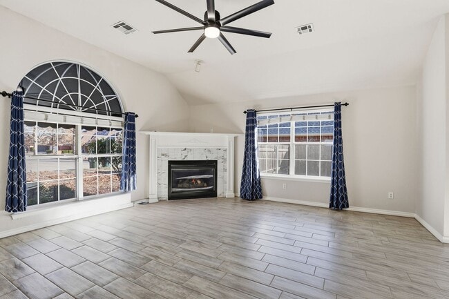 Building Photo - 4900 Cypress Lake Dr