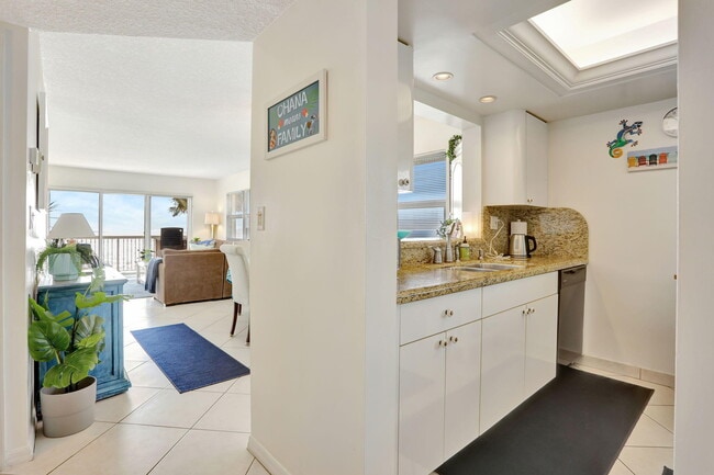 Building Photo - 1069 Hillsboro Mile