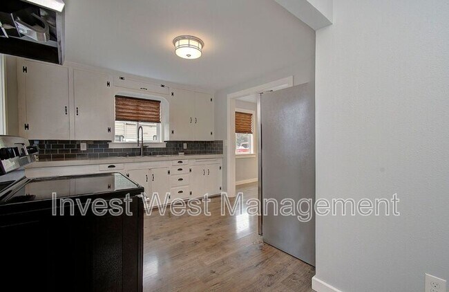 Building Photo - 2306 E 27th St