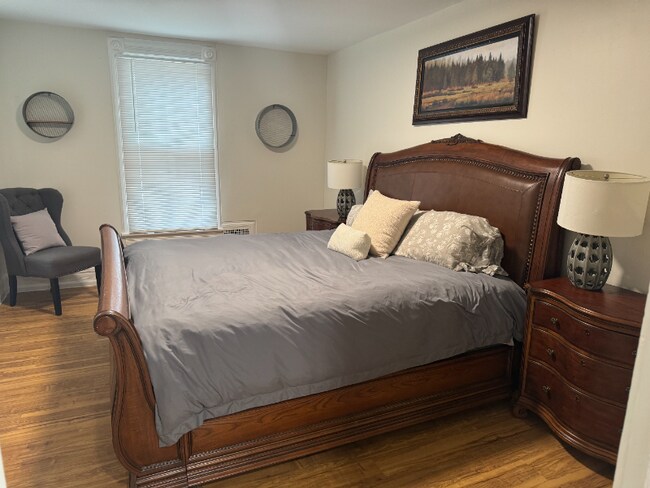 Building Photo - 206 W Myrtle St