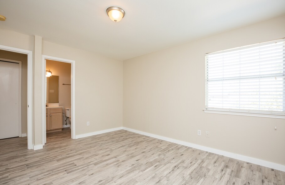 Building Photo - 6034 Gaelic