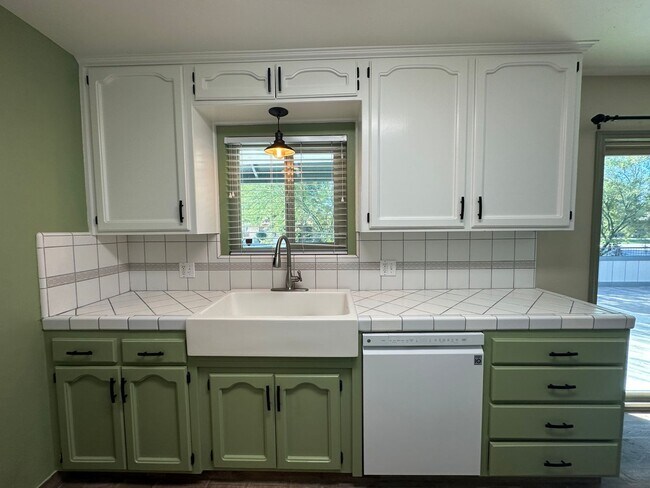 Building Photo - SE Visalia home with pool coming soon! All utilities included