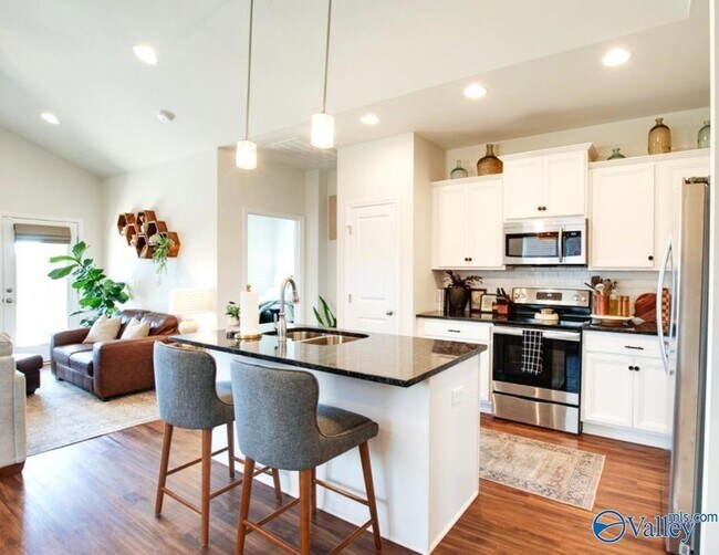 Building Photo - 12900 Tallulah Dr