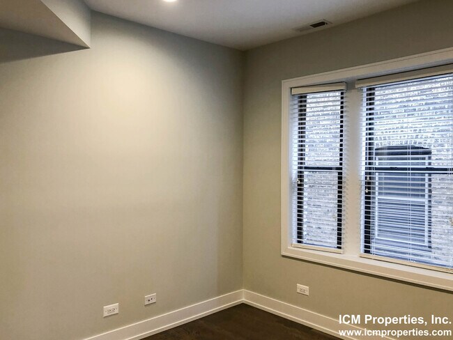 Building Photo - 3740 N Sheffield Ave