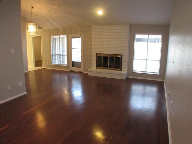 Building Photo - 10406 Shadow Bend Dr