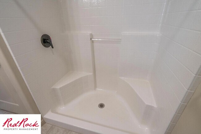 Building Photo - Cozy Townhome with Community Pool