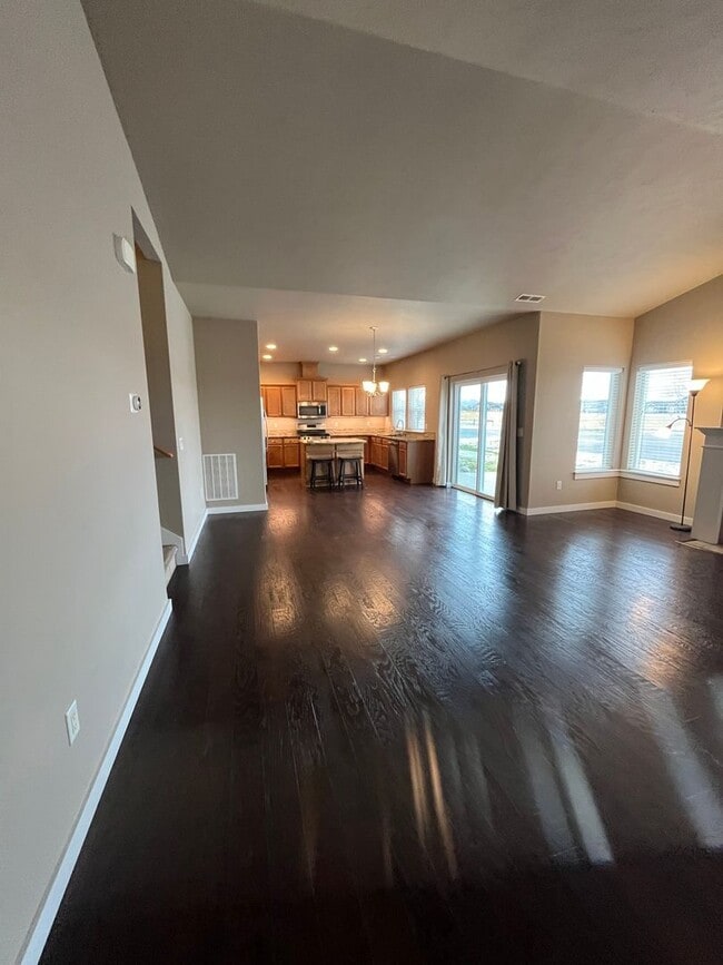 Building Photo - 3 bed 2.5 Bath Condo with 2 car garage