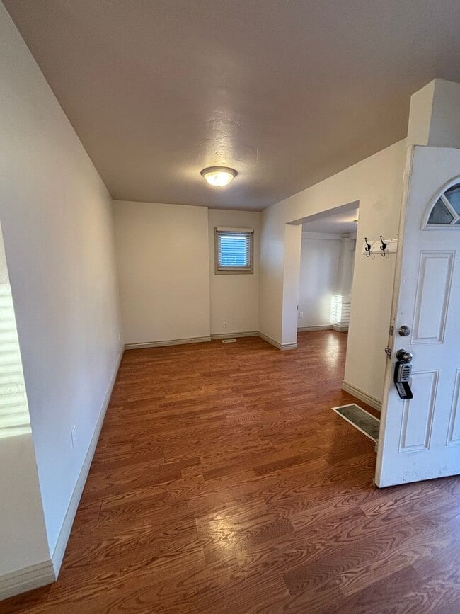 Building Photo - Salt Lake Cottage home 3 bed, 2 baths