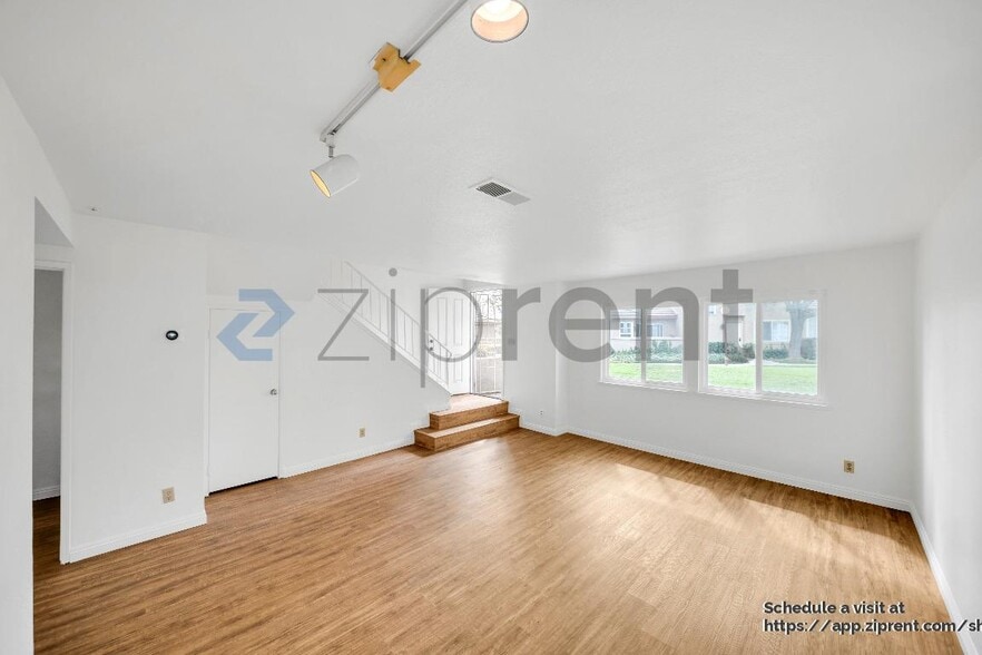 Building Photo - 12526 Pinehurst St