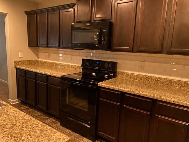 Building Photo - Townhome off Joe B Jackson