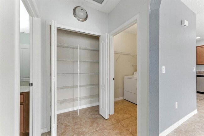 Building Photo - 6524 S Goldenrod Rd