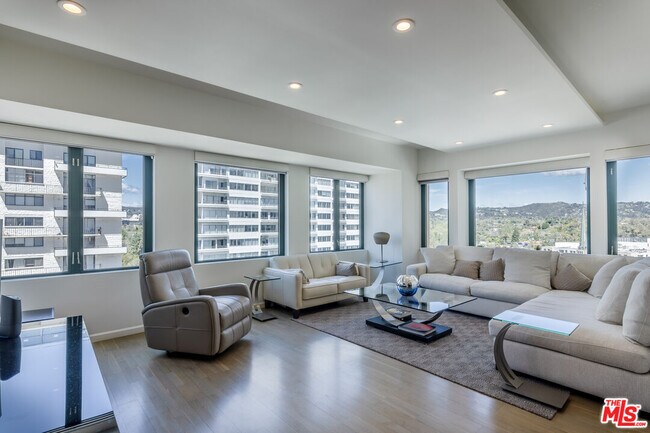 Building Photo - 10520 Wilshire Blvd