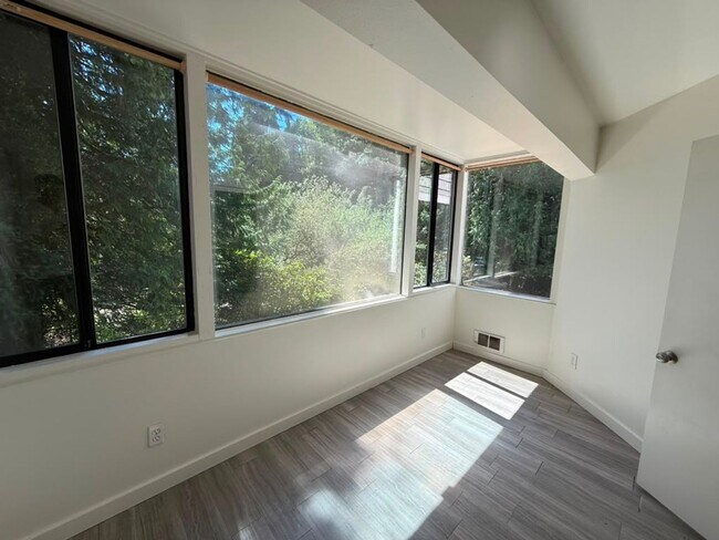 Building Photo - 3 Bed 2 Bath Condo & Pool Access!