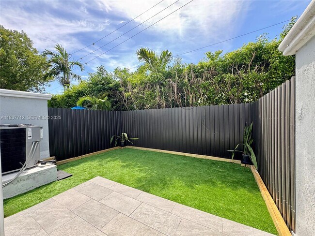 Building Photo - 11667 NE 18th Dr