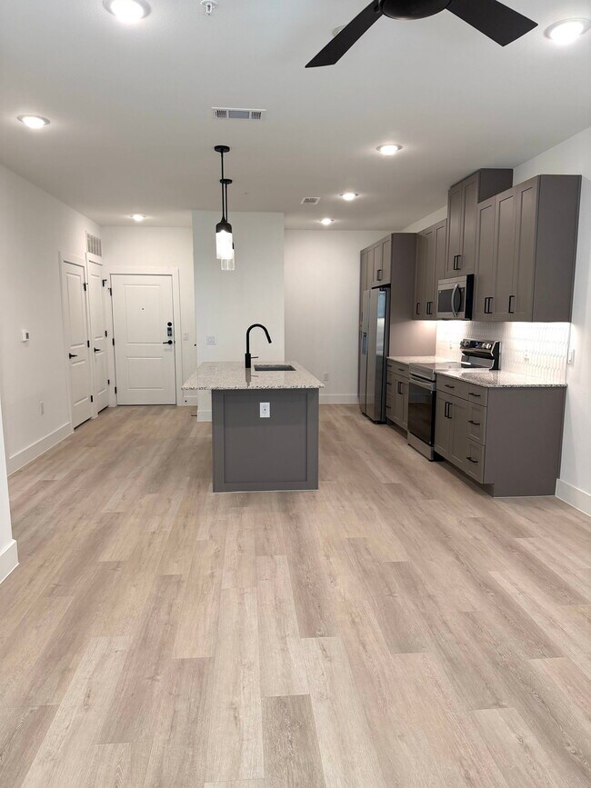 Building Photo - 16601 Braker Ln