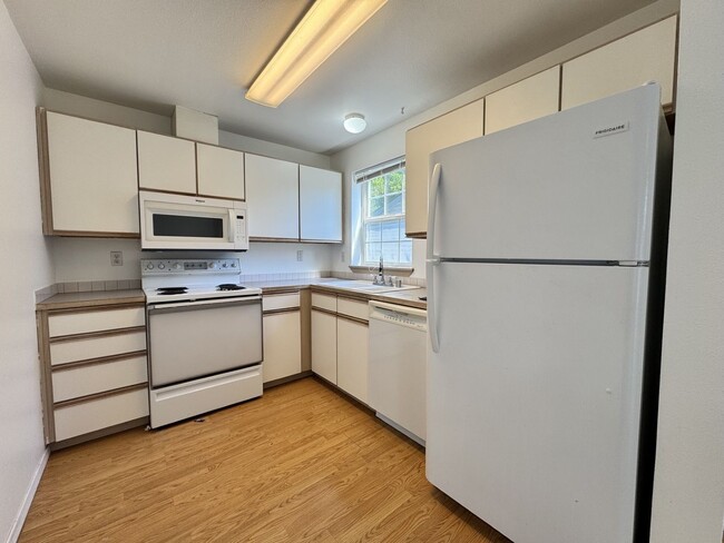 Building Photo - Spacious 3 bed 1.75 bath top floor unit in Des Moines