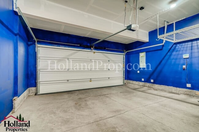 Building Photo - Charming 4-Bedroom Home Near Parks and Tra...