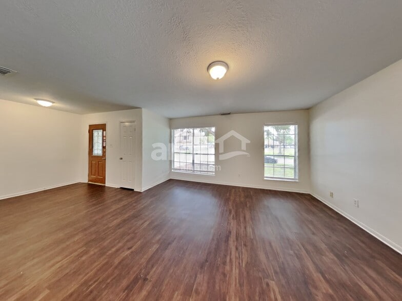 Building Photo - 622 Oak Hill Dr