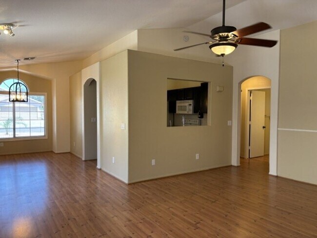 Building Photo - LOVELY SINGLE LEVEL 3 BEDROOM W/DEN 2 BATH PEORIA HOME VERY CLEAN!