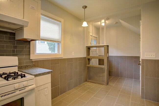 Building Photo - 123 Warren Ave