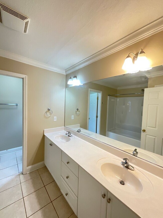 Building Photo - 852 Hamilton Ct