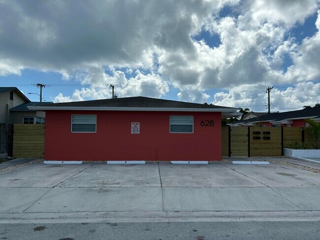 Building Photo - 628 N M St