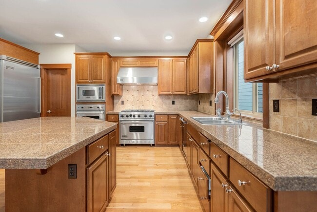 Building Photo - 23530 NE 13th Pl