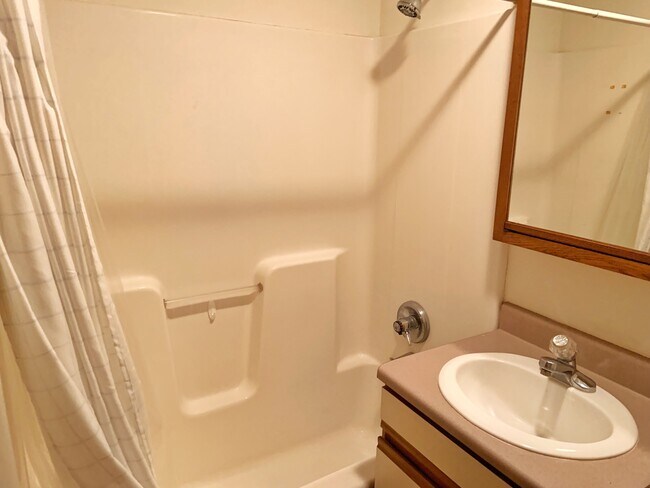 Building Photo - STUDIO Apartment, Hardwood Floors, Tall Ceiling, Downtown Waukesha!