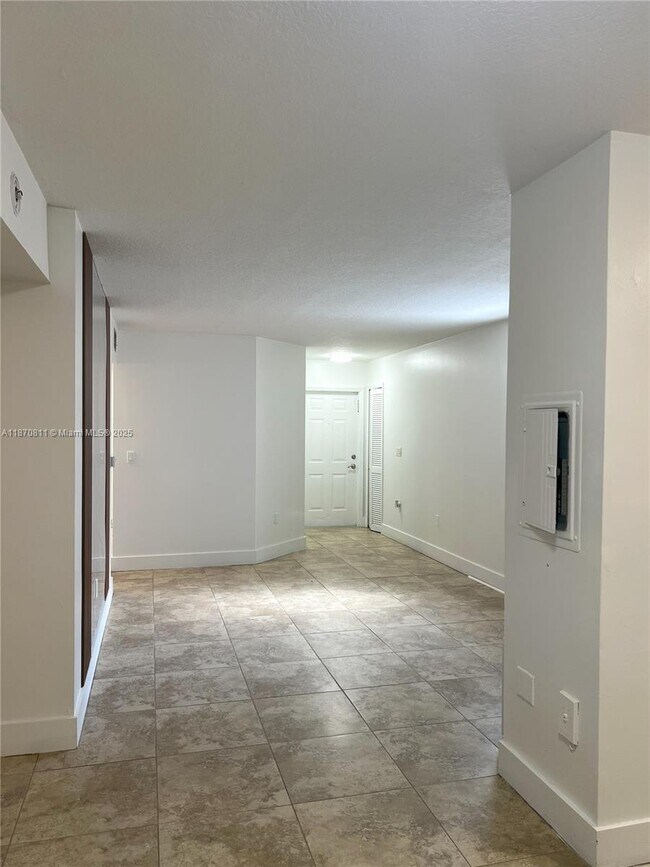 Building Photo - 1240 SE 28th Ct