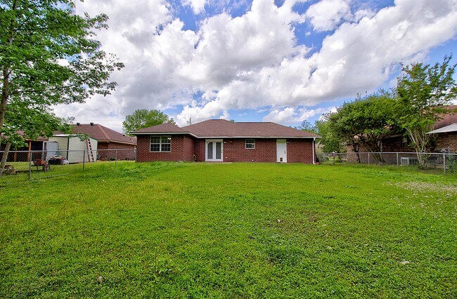 Building Photo - 815 Sagewood Dr
